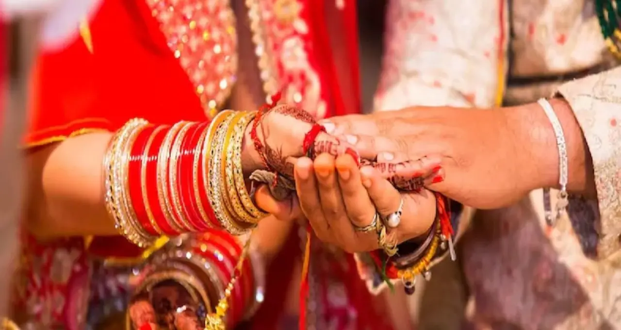 Marriage Registry-তে বড় বদল! বিয়ের আবেদন করলেই মা-বাবার কাছে যাবে মেসেজ, কোন পথে হাঁটছে গুজরাত?
