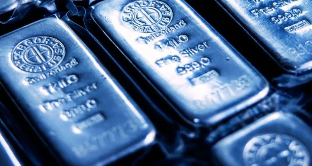 Silver Price 2026: ১০ লক্ষ ছুঁতে পারে রুপোর দাম? সতর্ক করলেন Bank of America-র বিশেষজ্ঞ

