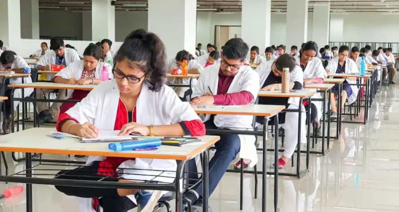 বায়োলজি ছাড়াও NEET-এ বসা যাবে! নতুন নিয়মে সহজ হল MBBS-এর পথ, কী বলছে NMC
