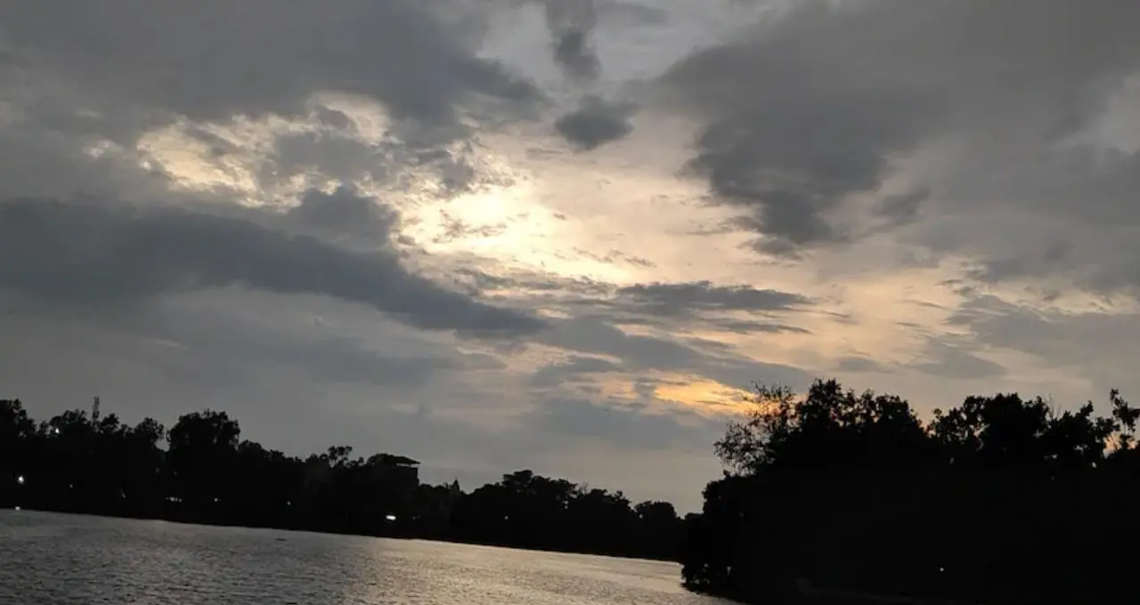 বঙ্গোপসাগরে সুস্পষ্ট নিম্নচাপ ঘনীভূত, ৪৮ ঘণ্টায় বাংলায় ঝড়-বজ্রবিদ্যুৎ-সহ ভারী বৃষ্টির সতর্কতা
