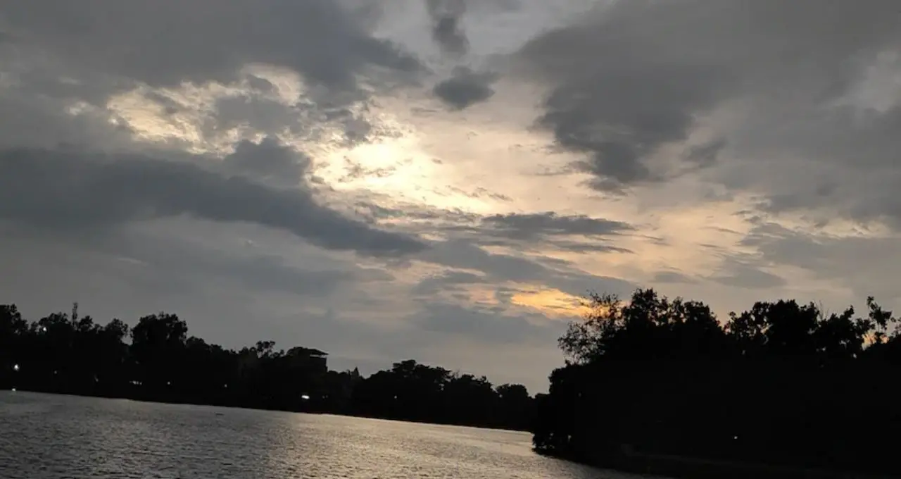 বঙ্গোপসাগরে সুস্পষ্ট নিম্নচাপ ঘনীভূত, ৪৮ ঘণ্টায় বাংলায় ঝড়-বজ্রবিদ্যুৎ-সহ ভারী বৃষ্টির সতর্কতা
