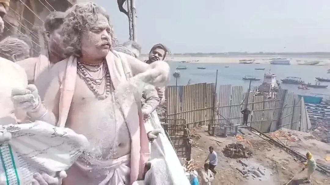 📰 Attractive Heading:
मसान में जलती चिता के साए में सपनों की उड़ान: मुजफ्फरपुर की ‘अप्पन पाठशाला’ में भस्म की होली के बीच पढ़ते बच्चे
