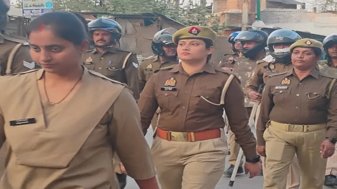 होली से पहले अमरपुर में पुलिस का फ्लैग मार्च, शांति और सुरक्षा का दिया संदेश