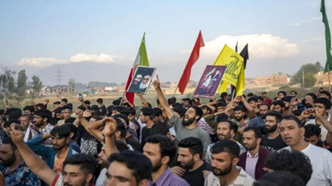 आगरा में शिया मस्जिद के बाहर प्रदर्शन: अमेरिका के खिलाफ नारेबाजी, पुलिस से धक्का-मुक्की