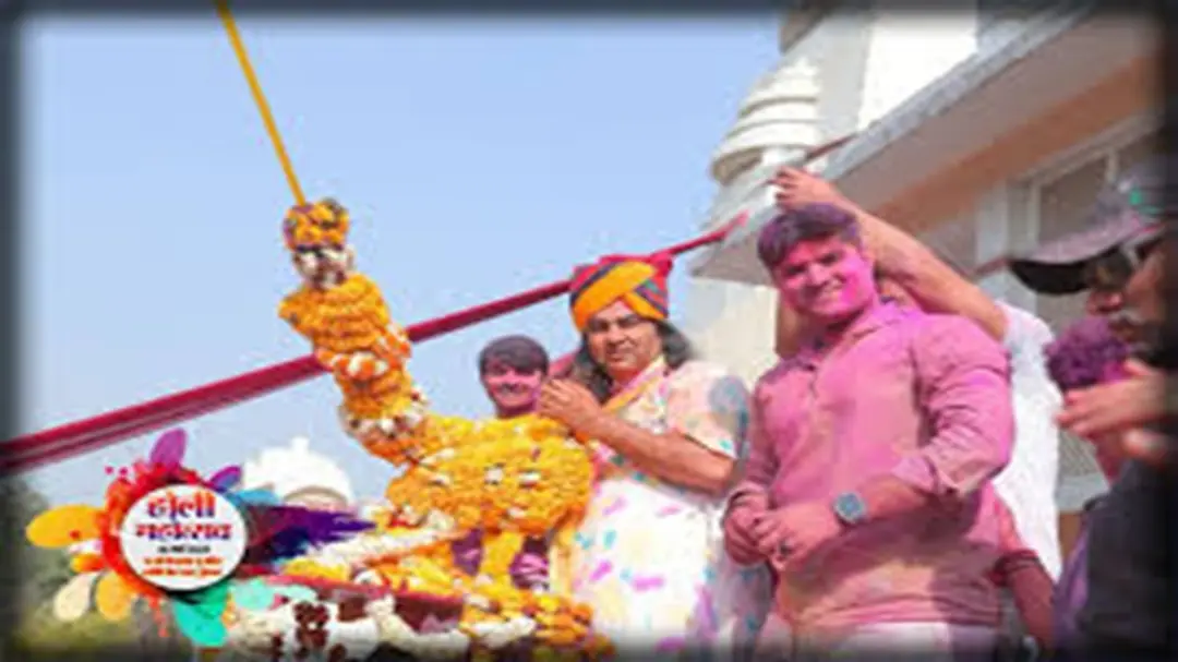 ब्रज में विधवा माताओं की रंगभरी होली: विदेशी महिलाओं संग उड़ा गुलाल, देवकीनंदन महाराज की हाइड्रोलिक पिचकारी बनी आकर्षण