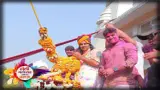 ब्रज में विधवा माताओं की रंगभरी होली: विदेशी महिलाओं संग उड़ा गुलाल, देवकीनंदन महाराज की हाइड्रोलिक पिचकारी बनी आकर्षण