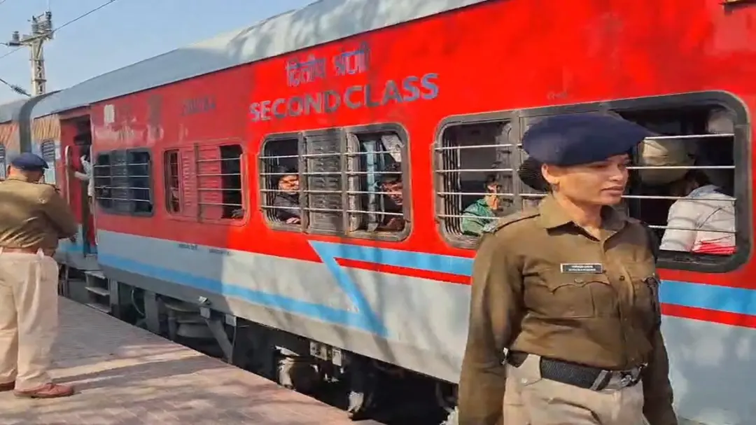 होली से पहले डीडीयू जंक्शन पर सुरक्षा अभियान: जीआरपी-आरपीएफ ने यात्रियों को किया जागरूक