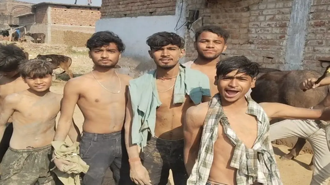 गया के बांके बाजार में अनोखी होली: युवाओं ने खेली पारंपरिक ‘कपड़ा फाड़ होली’, रंग-गुलाल के साथ दिखा जबरदस्त उत्साह