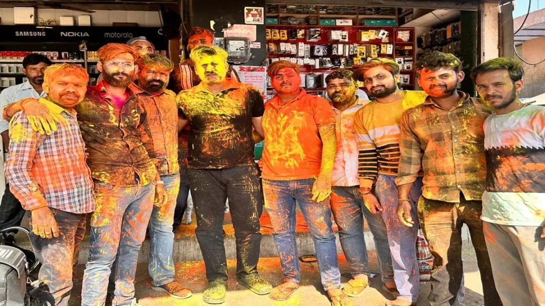 डिंपल भाभी पर गुलाल छिड़ककर भागा देवर: इंजीनियर को मिला VIP प्रोटोकॉल, हेड कॉन्स्टेबल बना नागिन