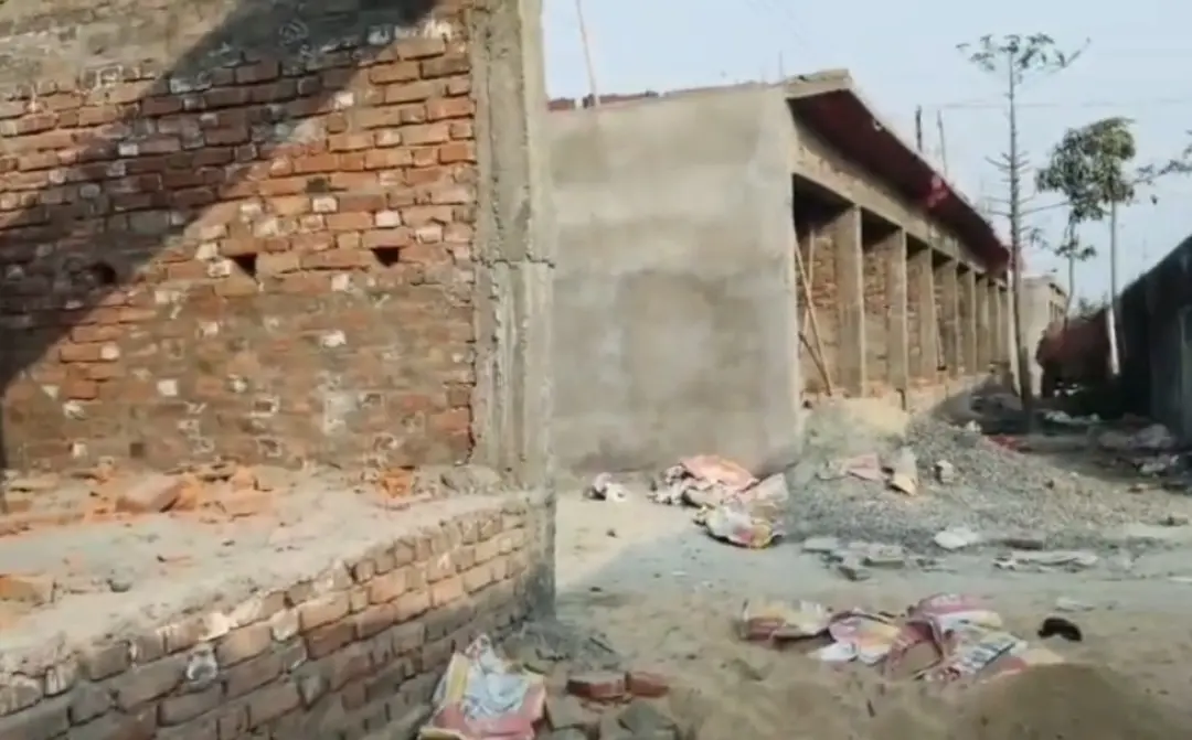  दरभंगा में निर्माण कार्य की अनियमितता उजागर: धक्का देते ही गिर गई दीवार की ईंटें