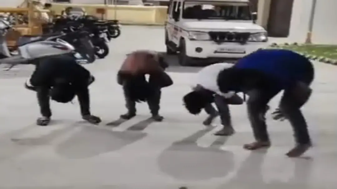 फिरोजाबाद में होली पर हुड़दंग करने वालों पर कार्रवाई: थाने में चार युवकों को बनाया ‘मुर्गा’, वीडियो वायरल