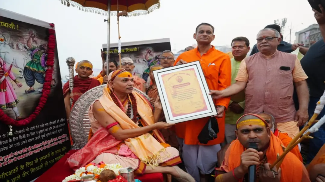 शंकराचार्य का बयान: ‘धर्मयुद्ध के लिए निकलना पड़ रहा’, लखनऊ चलने के पोस्टर बांटे