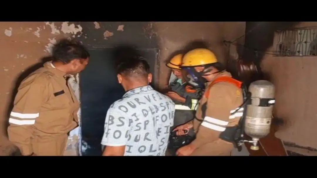 अलीगढ़ में प्रिंटिंग प्रेस में भीषण आग: लाखों का सामान जलकर राख, दमकल की 6 गाड़ियों ने घंटों बाद पाया काबू