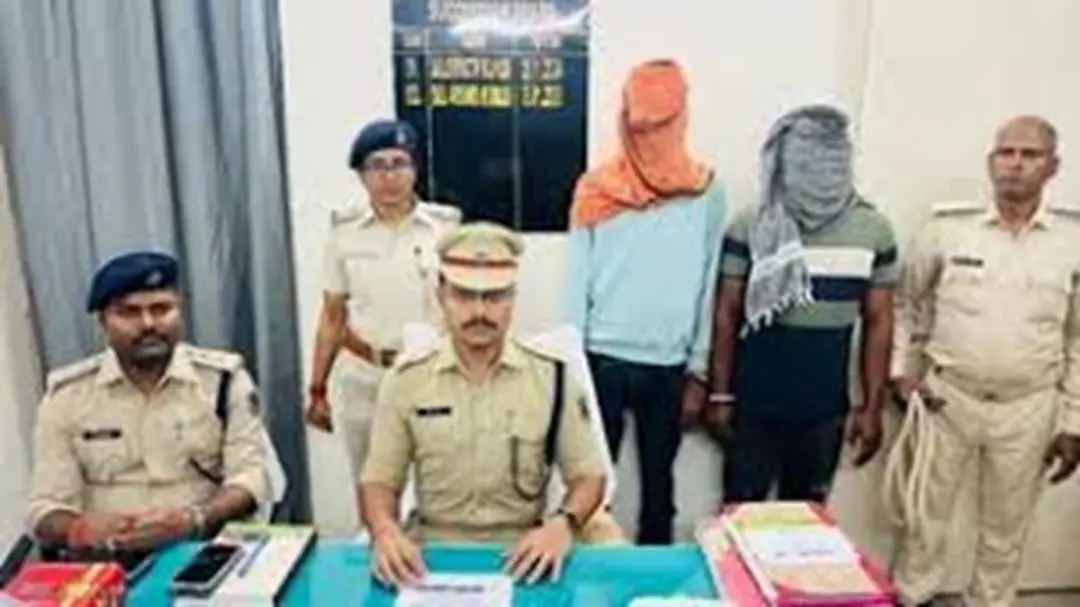 बक्सर में पुलिस पर हमला करने वाले दो शराब तस्कर गिरफ्तार: कट्टा और कारतूस बरामद