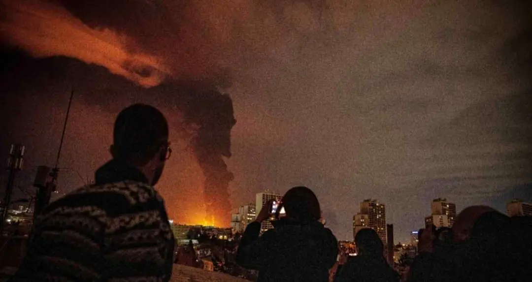 तेहरान में जहरीली हुई हवा, इजरायली हमले के बाद तेल डिपो में लगी आग से दिन में भी छाया अंधेरा