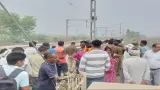 latest news subkuz - वाराणसी में दर्दनाक हादसा: ट्रेन की चपेट में आकर मां-बेटी के 10 टुकड़े, पति को पीछे आता देख पटरी पर दौड़ी महिला