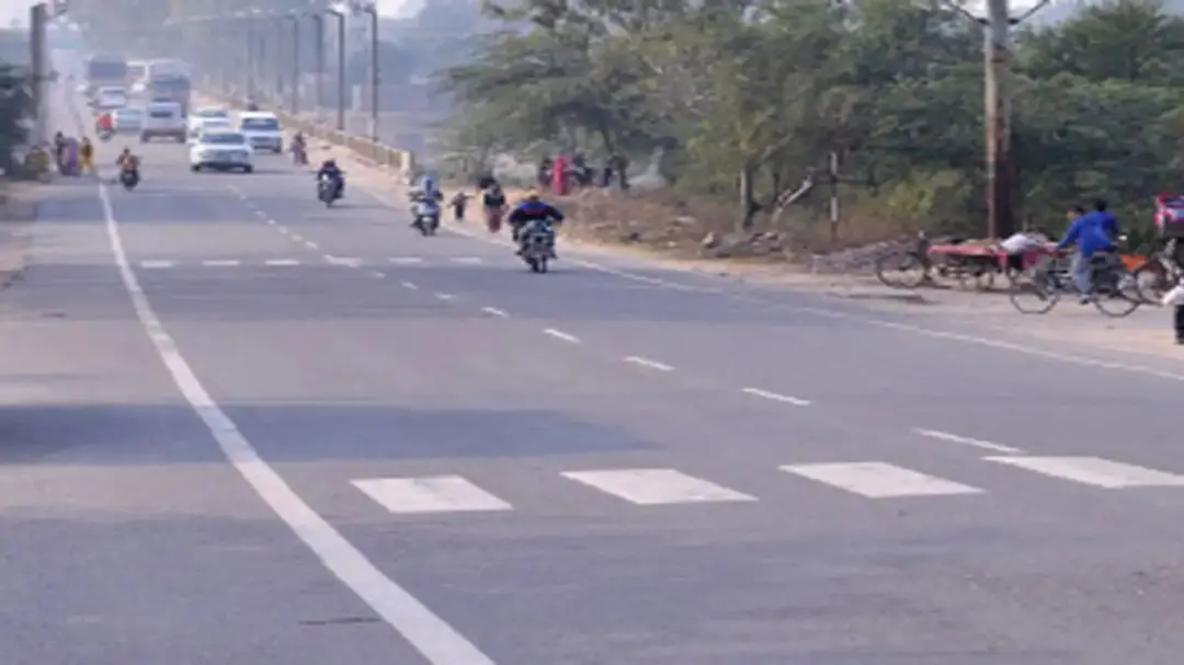 79 लाख की सड़क योजना पर सवाल: सुल्तानपुर में स्वीकृत मार्ग छोड़ दूसरी जगह बन रही सड़क, पूर्व प्रधान ने की शिकायत