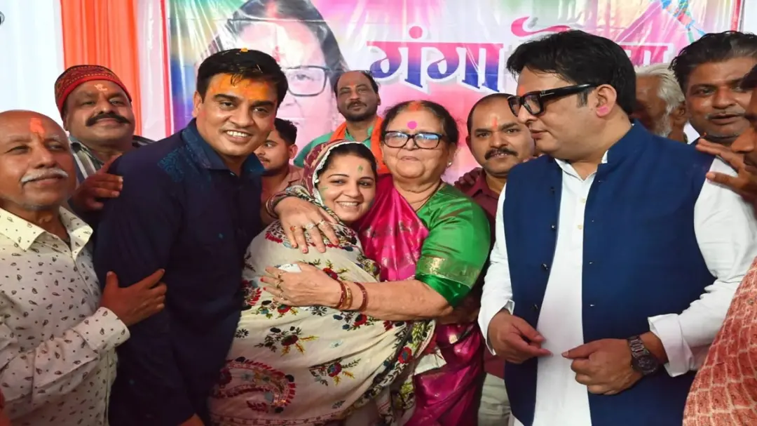 कानपुर गंगा मेले में सपा-भाजपा विधायक भी गले मिले, होली पर बदले दिखे सियासी रंग