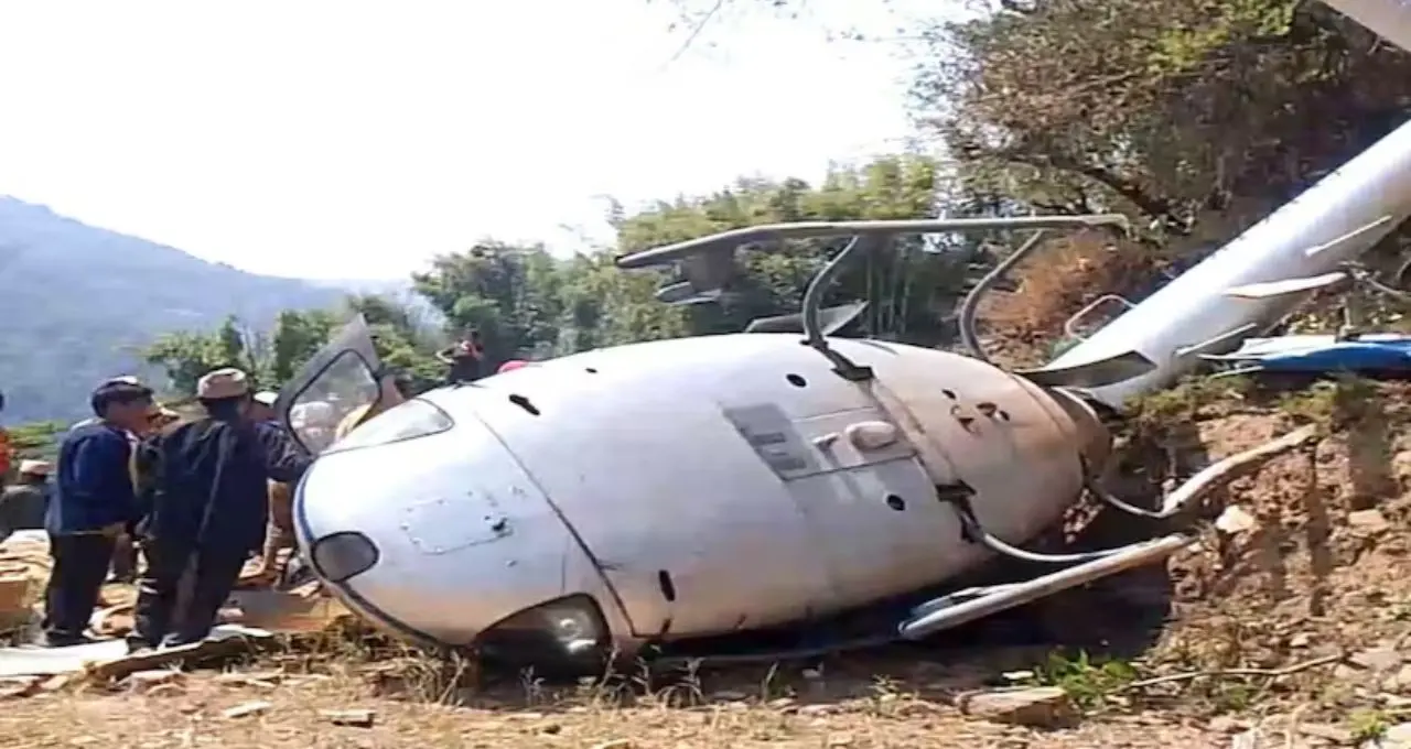 Helicopter Crash: অবতরণের সময় ভয়াবহ দুর্ঘটনা! দু’টুকরো হেলিকপ্টার, তবু প্রাণে বাঁচলেন সকল যাত্রী—নেপালে অলৌকিক রক্ষা
