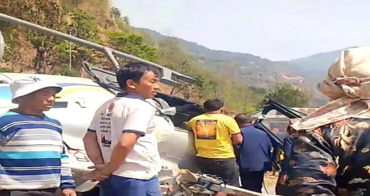 Helicopter Crash: অবতরণের সময় ভয়াবহ দুর্ঘটনা! দু’টুকরো হেলিকপ্টার, তবু প্রাণে বাঁচলেন সকল যাত্রী—নেপালে অলৌকিক রক্ষা
