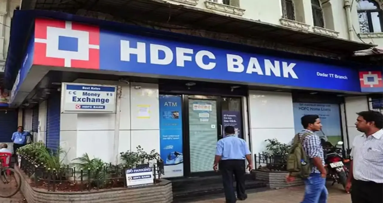 নৈতিক প্রশ্নে আচমকা ইস্তফা, ধাক্কায় কাঁপল HDFC Bank — শেয়ার পড়ল ৪% এর বেশি
