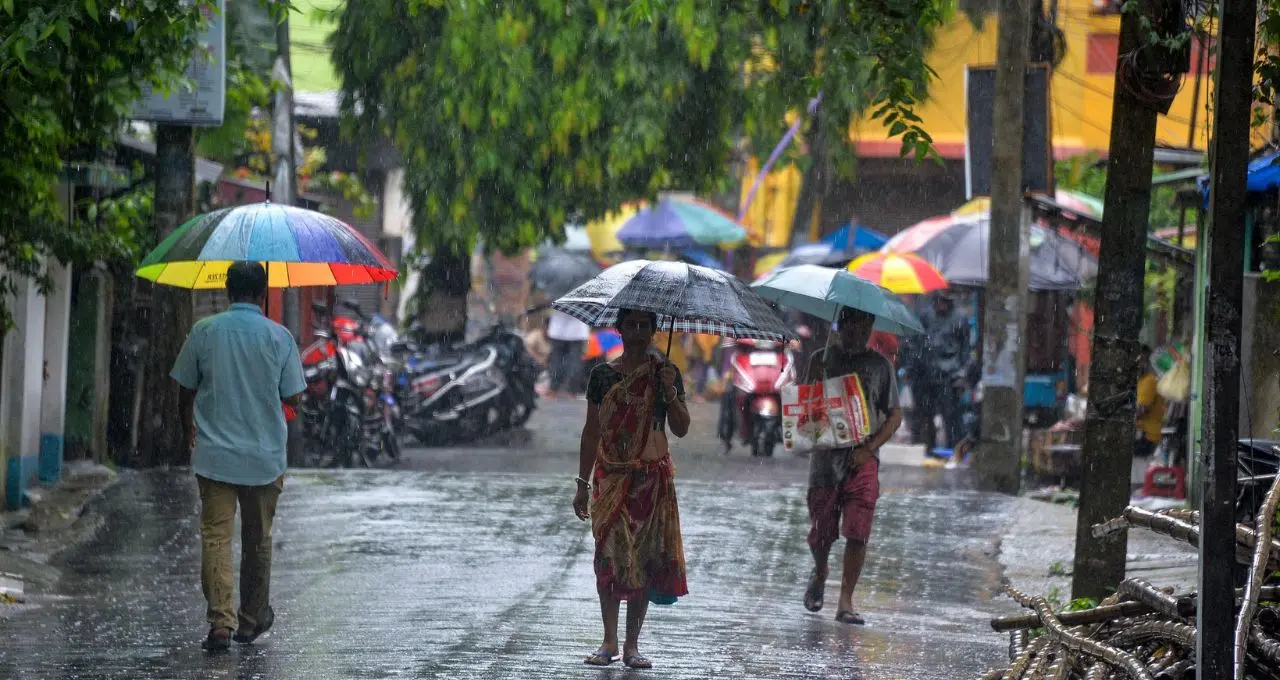 Kalbaishakhi Alert: আকাশে কালো মেঘ, বিকেল গড়ালেই ঝড়ের আশঙ্কা—উত্তরবঙ্গের একাধিক জেলায় সতর্কবার্তা
