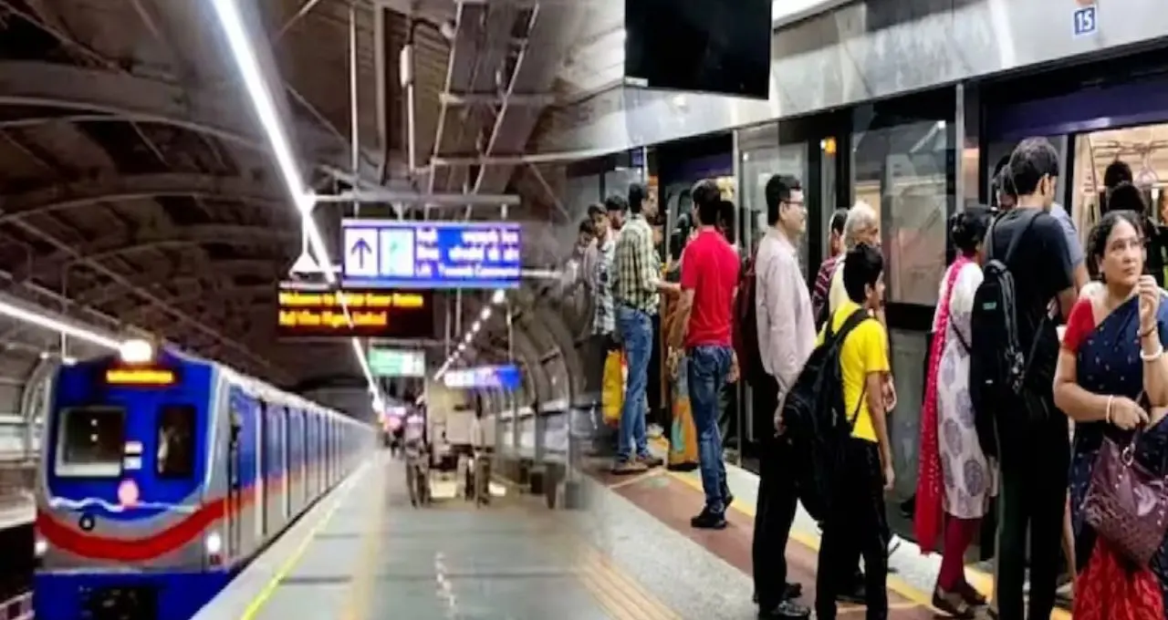 Kolkata Metro New Rules: ব্যাগে মদ-মাংস-হাতুড়ি থাকলেই বিপদ! কলকাতা মেট্রোয় নিষিদ্ধ প্রায় ৩০ জিনিস, ধরা পড়লেই কড়া শাস্তি
