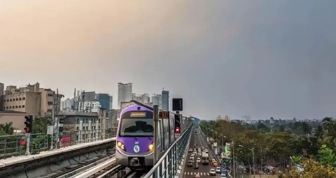 Kolkata Metro New Rules: ব্যাগে মদ-মাংস-হাতুড়ি থাকলেই বিপদ! কলকাতা মেট্রোয় নিষিদ্ধ প্রায় ৩০ জিনিস, ধরা পড়লেই কড়া শাস্তি
