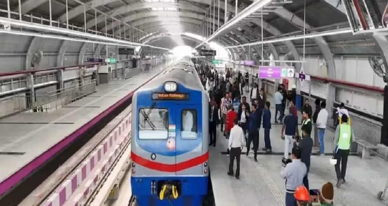 Kolkata Metro New Rules: ব্যাগে মদ-মাংস-হাতুড়ি থাকলেই বিপদ! কলকাতা মেট্রোয় নিষিদ্ধ প্রায় ৩০ জিনিস, ধরা পড়লেই কড়া শাস্তি
