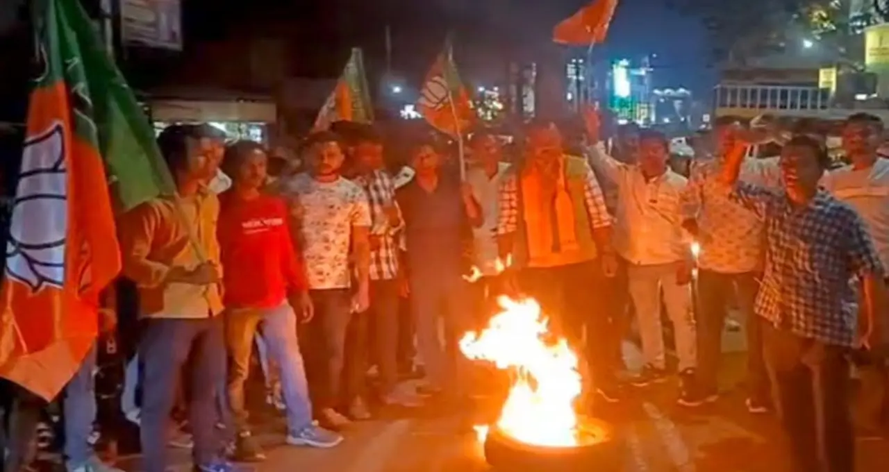 প্রার্থী ঘোষণা ঘিরে বিজেপিতে বিক্ষোভ! আগুন জ্বালিয়ে উত্তাল কর্মী-সমর্থকরা
