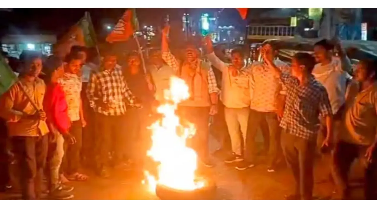 প্রার্থী ঘোষণা ঘিরে বিজেপিতে বিক্ষোভ! আগুন জ্বালিয়ে উত্তাল কর্মী-সমর্থকরা
