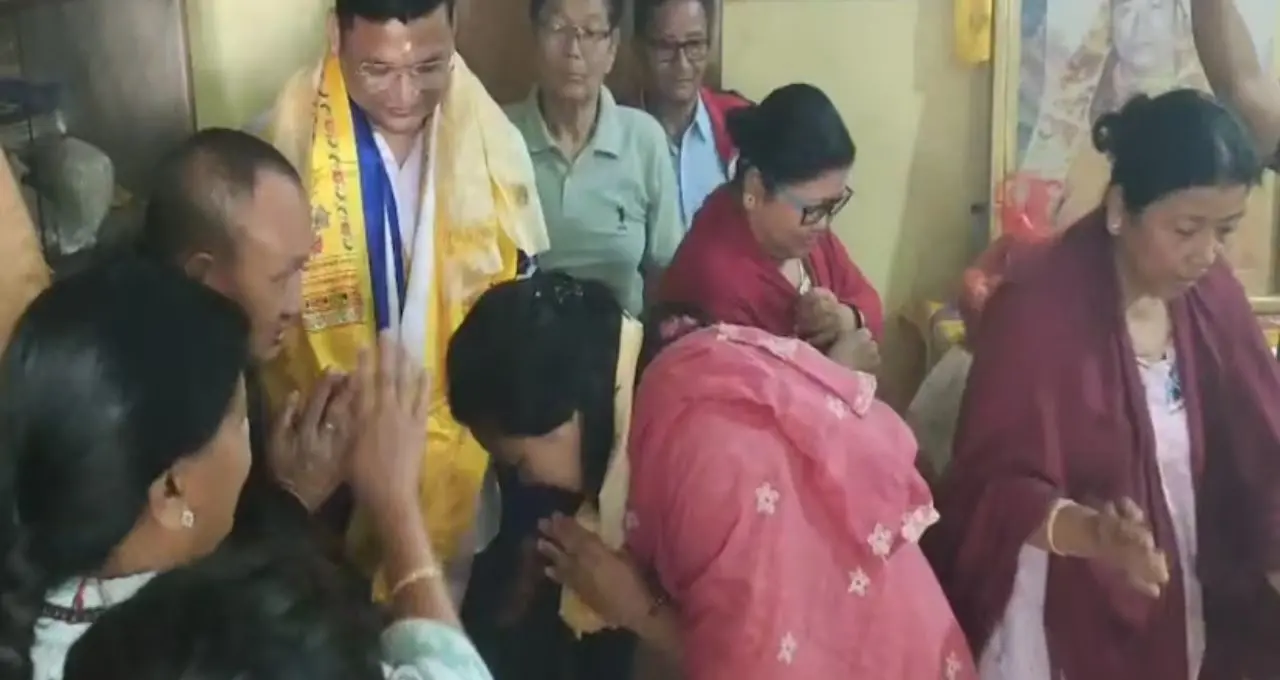 পুজো দিয়ে প্রচার শুরু! স্ত্রীকে সঙ্গে নিয়ে শিব মন্দির ও বৌদ্ধ গুম্ফায় প্রার্থনা করে মাঠে নামলেন বিশাল লামা
