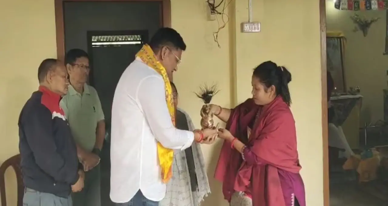 পুজো দিয়ে প্রচার শুরু! স্ত্রীকে সঙ্গে নিয়ে শিব মন্দির ও বৌদ্ধ গুম্ফায় প্রার্থনা করে মাঠে নামলেন বিশাল লামা
