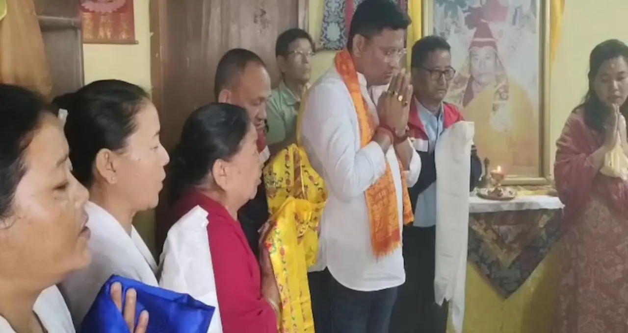 পুজো দিয়ে প্রচার শুরু! স্ত্রীকে সঙ্গে নিয়ে শিব মন্দির ও বৌদ্ধ গুম্ফায় প্রার্থনা করে মাঠে নামলেন বিশাল লামা
