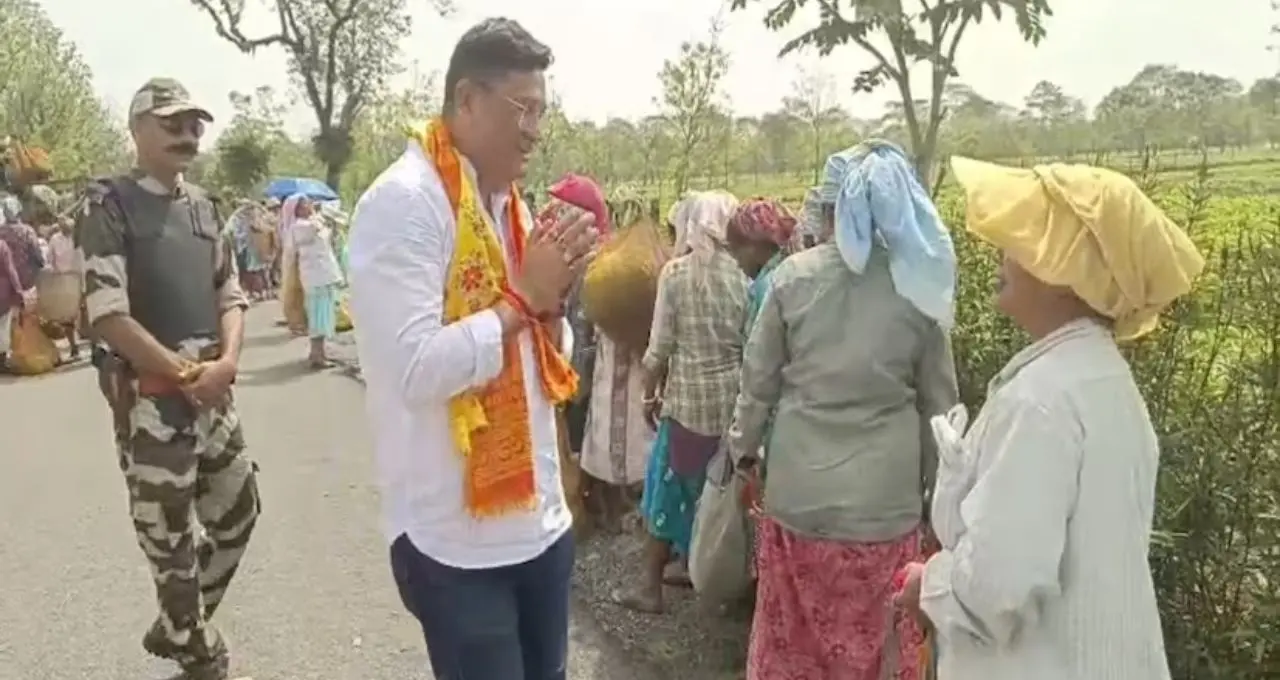 পুজো দিয়ে প্রচার শুরু! স্ত্রীকে সঙ্গে নিয়ে শিব মন্দির ও বৌদ্ধ গুম্ফায় প্রার্থনা করে মাঠে নামলেন বিশাল লামা
