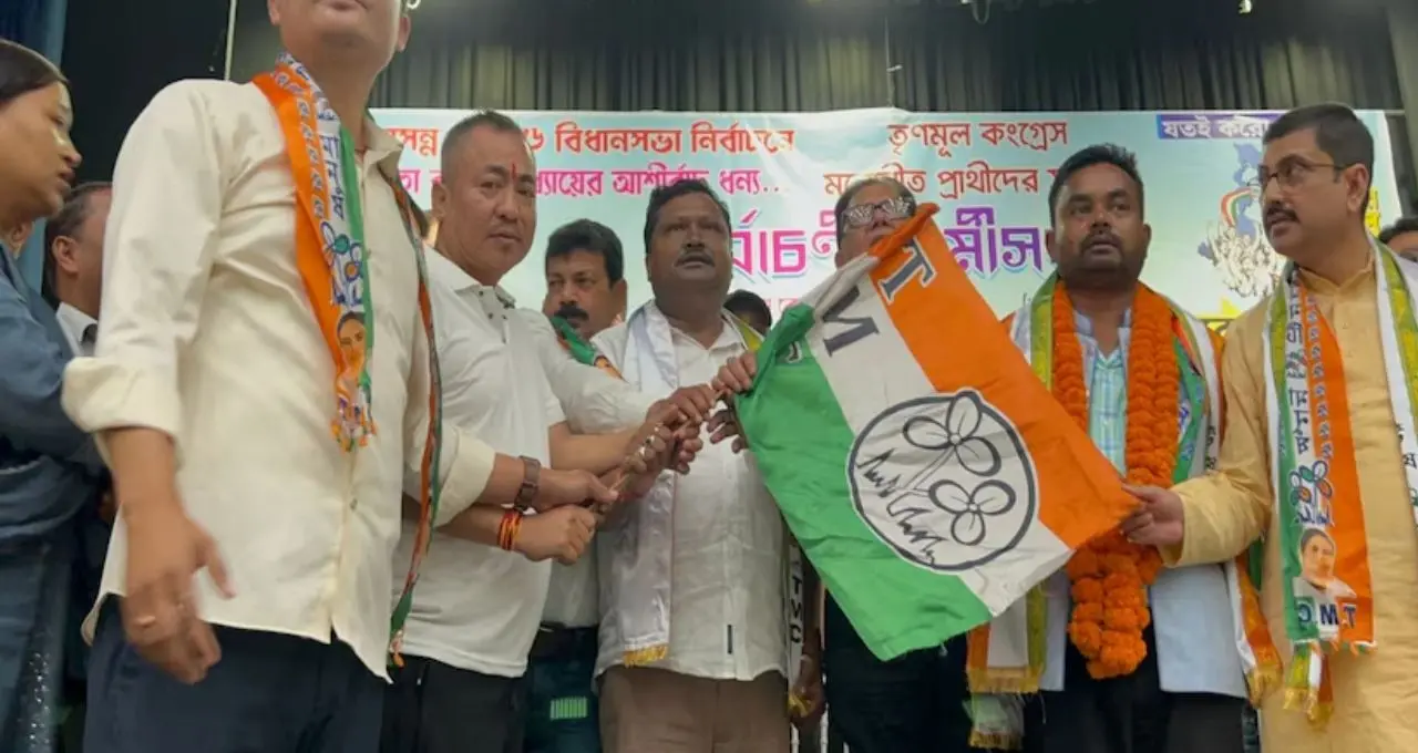 পাহাড়-ডুয়ার্সে বড় ধাক্কা বিরোধীদের! বিমল গুরুংয়ের ঘনিষ্ঠ রোহিত থাপা তৃণমূলে, ভোট অঙ্কে নতুন সমীকরণ