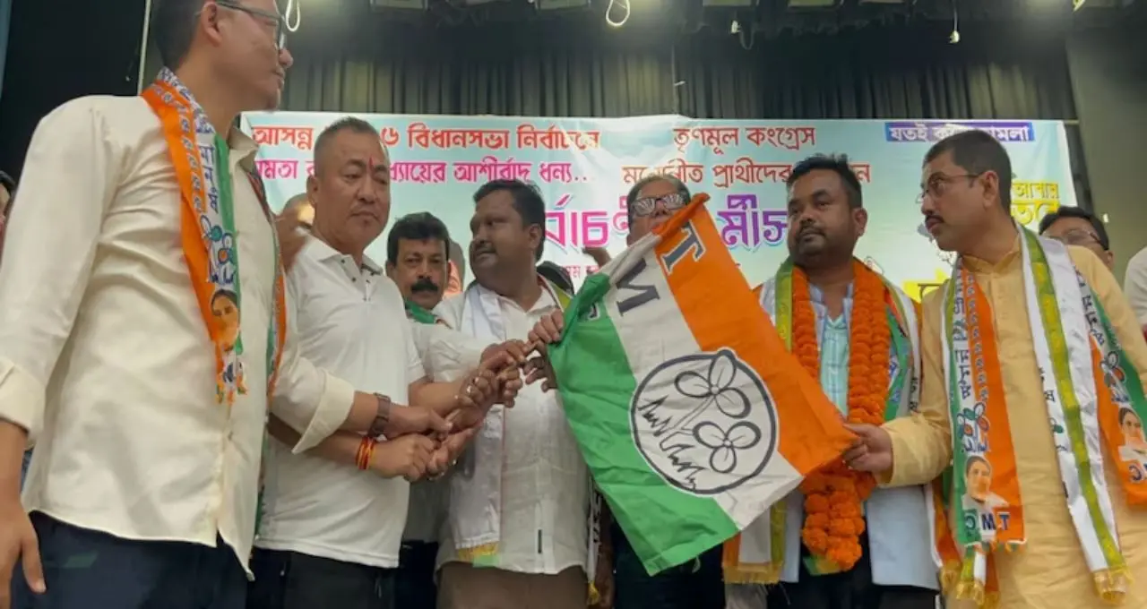 পাহাড়-ডুয়ার্সে বড় ধাক্কা বিরোধীদের! বিমল গুরুংয়ের ঘনিষ্ঠ রোহিত থাপা তৃণমূলে, ভোট অঙ্কে নতুন সমীকরণ