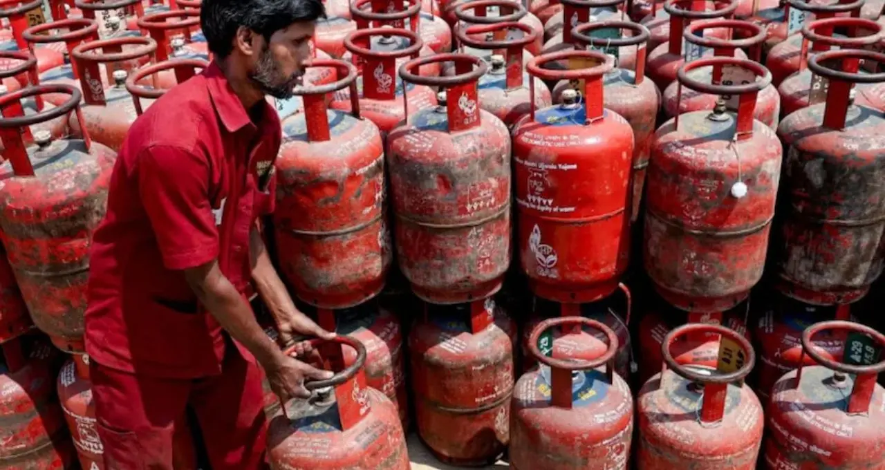 LPG সংকটের বাজারে স্বস্তি! গ্যাস বুকিংয়ে ৭৫ টাকা ছাড়—এই অ্যাপগুলো ব্যবহার করলেই মিলবে ক্যাশব্যাক