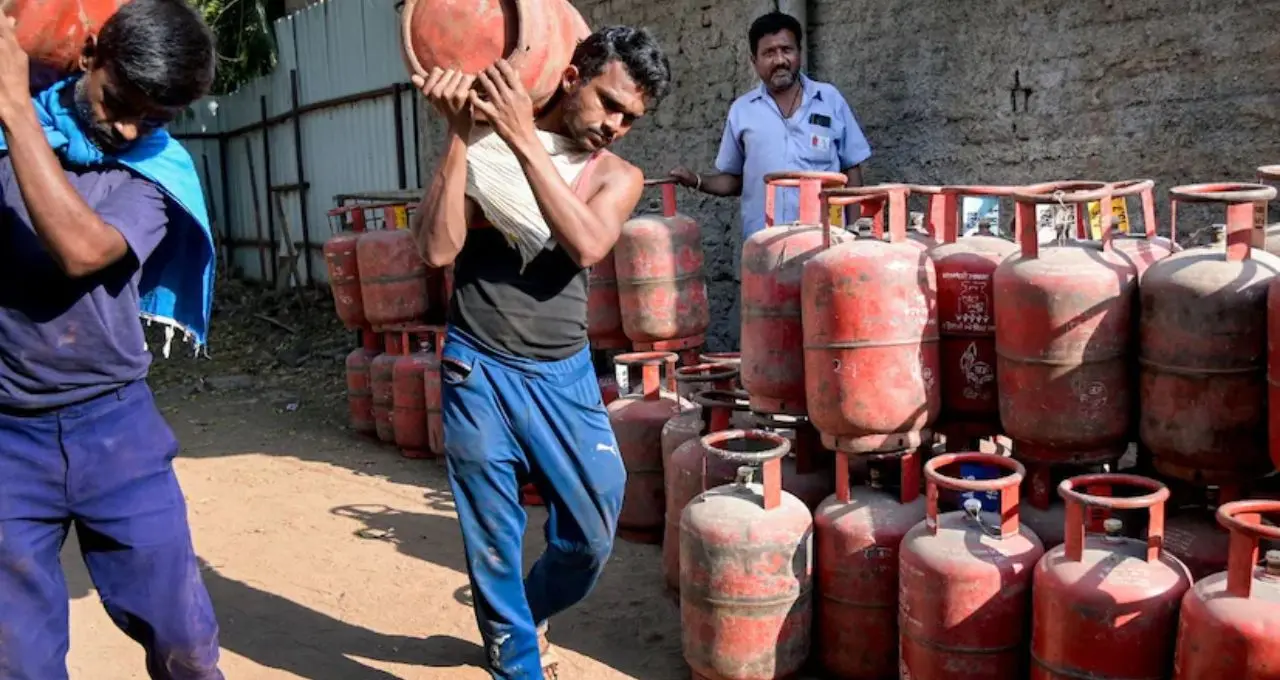 LPG সংকটের বাজারে স্বস্তি! গ্যাস বুকিংয়ে ৭৫ টাকা ছাড়—এই অ্যাপগুলো ব্যবহার করলেই মিলবে ক্যাশব্যাক