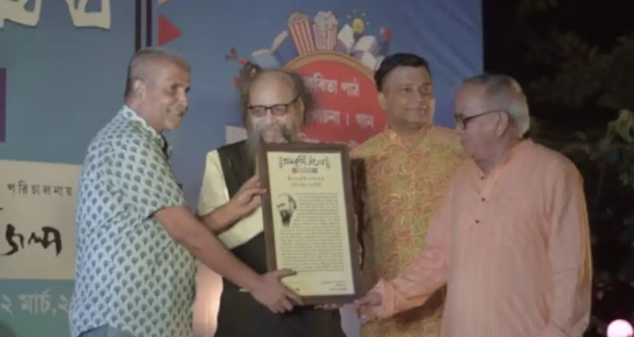 এক ছাদের তলায় গ্রাম বাংলা! ব্যারাকপুরে ‘গ্রাম কৃষ্টি উৎসব’—সংস্কৃতি, সাহিত্য আর খাবারের অনন্য মেলবন্ধন
