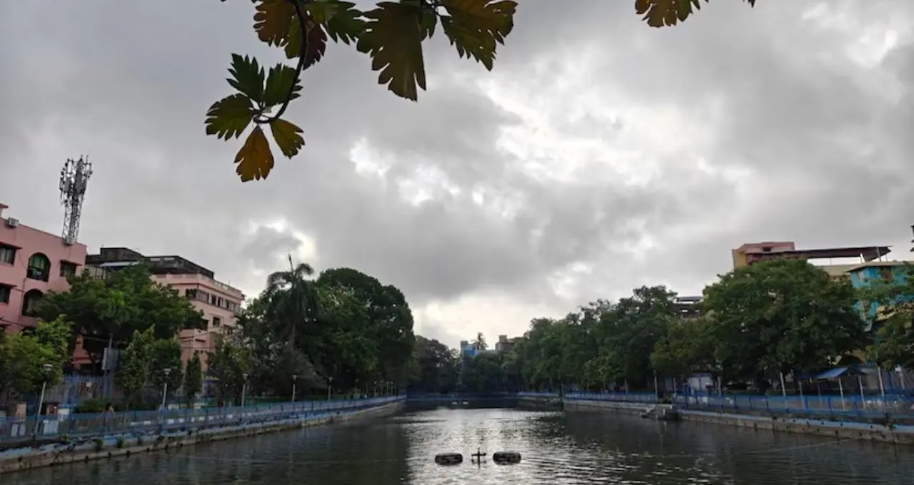 রাতভর ঝড়-বৃষ্টি, ইদের দিনেও কালবৈশাখীর তাণ্ডব! কমলা সতর্কতা জারি রাজ্যজুড়ে

