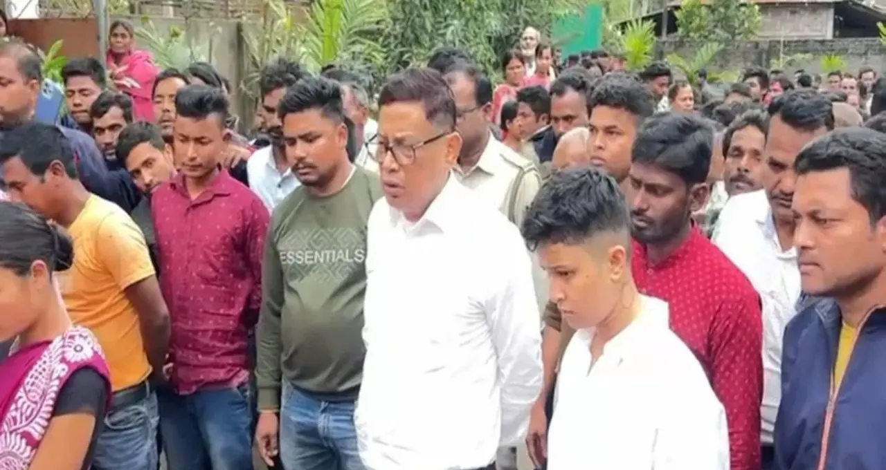 প্রচারের মাঝেই শোকের ছায়া! বাবার প্রয়াণে ভেঙে পড়লেন স্বপ্না বর্মন, রাজগঞ্জে থমকাল ভোটের ছন্দ
