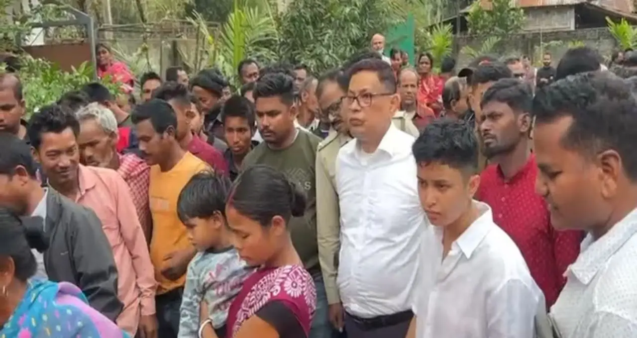 প্রচারের মাঝেই শোকের ছায়া! বাবার প্রয়াণে ভেঙে পড়লেন স্বপ্না বর্মন, রাজগঞ্জে থমকাল ভোটের ছন্দ
