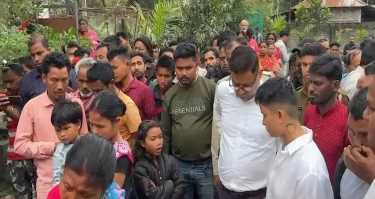 প্রচারের মাঝেই শোকের ছায়া! বাবার প্রয়াণে ভেঙে পড়লেন স্বপ্না বর্মন, রাজগঞ্জে থমকাল ভোটের ছন্দ
