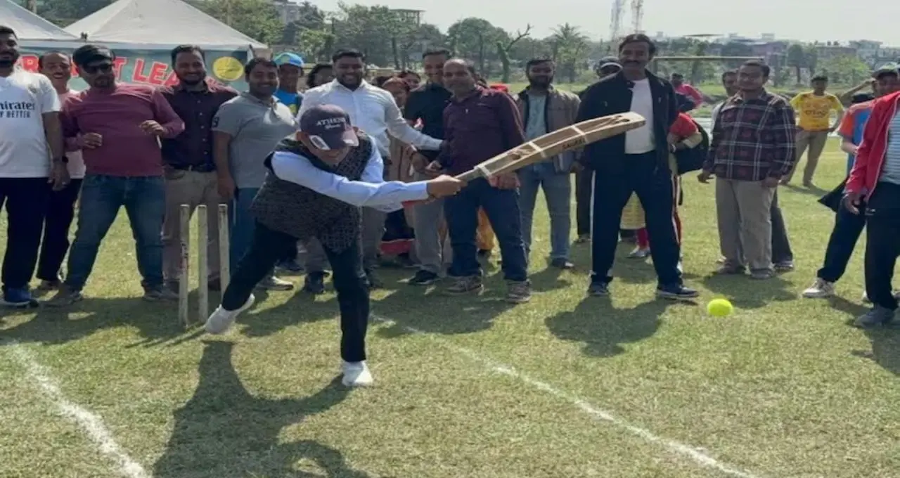 ভোটের ময়দানে ‘ক্রিকেট কূটনীতি’! ব্যাট-বল হাতে প্রচারে দুই প্রার্থী, শিলিগুড়িতে নজিরবিহীন ছবি
