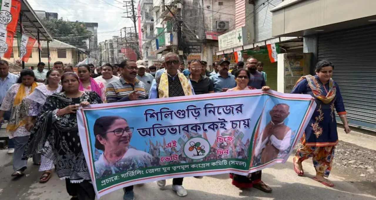ভোটের ময়দানে ‘ক্রিকেট কূটনীতি’! ব্যাট-বল হাতে প্রচারে দুই প্রার্থী, শিলিগুড়িতে নজিরবিহীন ছবি
