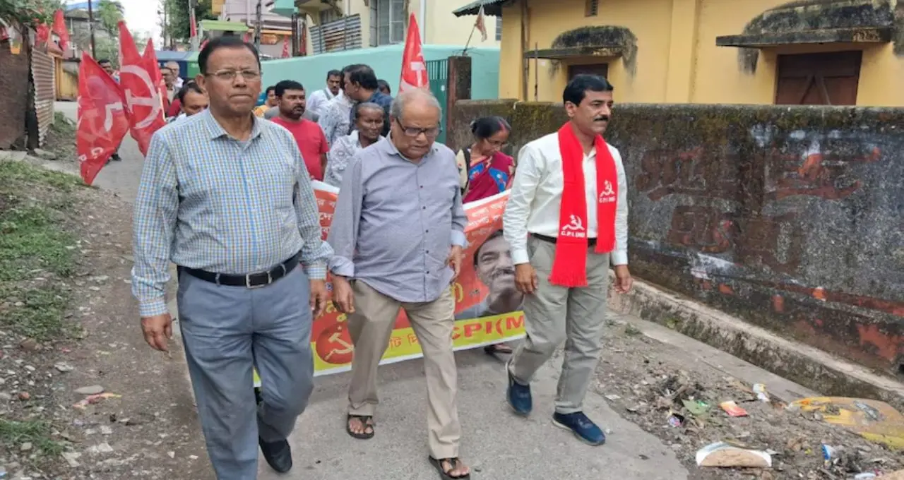 ভোটের ময়দানে ‘ক্রিকেট কূটনীতি’! ব্যাট-বল হাতে প্রচারে দুই প্রার্থী, শিলিগুড়িতে নজিরবিহীন ছবি
