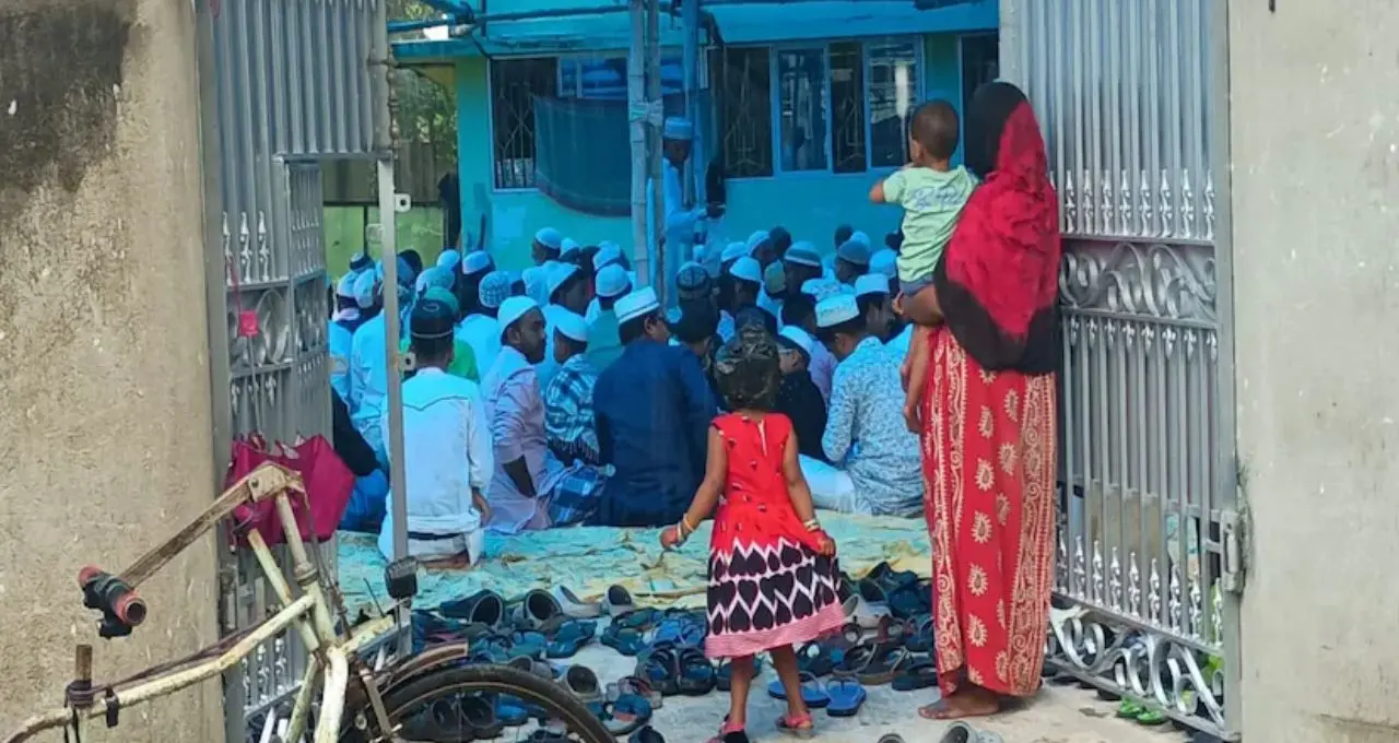 Eid 2026: তাজমহল-ইন্ডিয়া গেটের ছোঁয়া! দক্ষিণ ২৪ পরগনায় ইদের থিমে দুর্গাপুজোর আমেজ, সম্প্রীতির বার্তা জেলায় জেলায়
