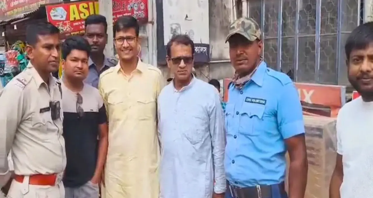 রাস্তায় পড়ে থাকা টাকার ব্যাগ, নজরে পড়তেই বদলে গেল গল্প! সততায় নজির গড়লেন ট্রাফিক ওয়ার্ডেন
