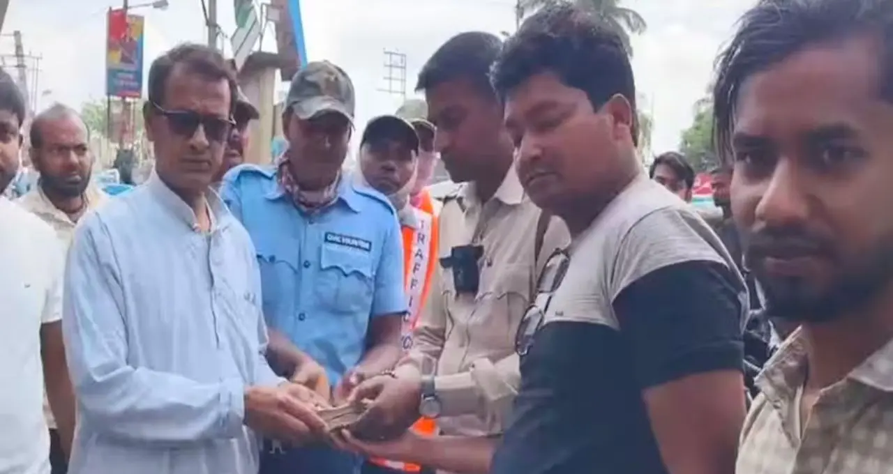 রাস্তায় পড়ে থাকা টাকার ব্যাগ, নজরে পড়তেই বদলে গেল গল্প! সততায় নজির গড়লেন ট্রাফিক ওয়ার্ডেন
